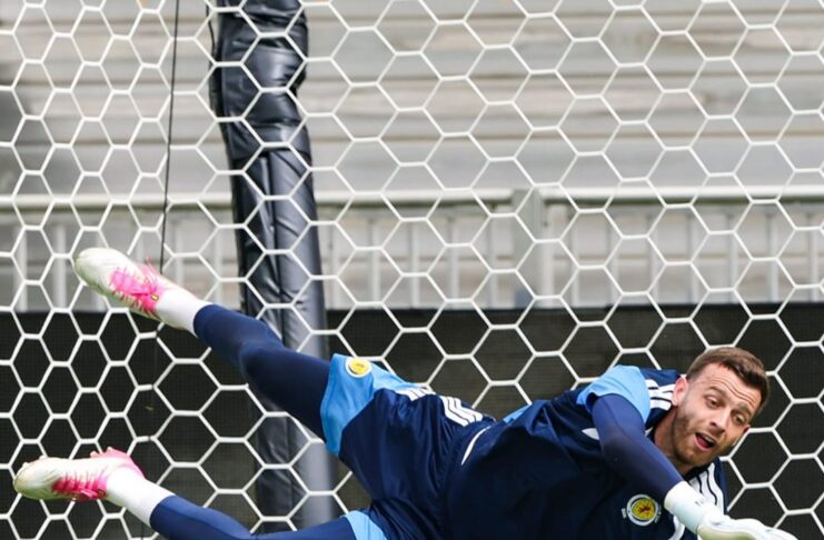 Copa O goleiro escocês Angus Gunn em treino de finalização para encarara o ataque brasileiro no duelo decisivo pelo Grupo C