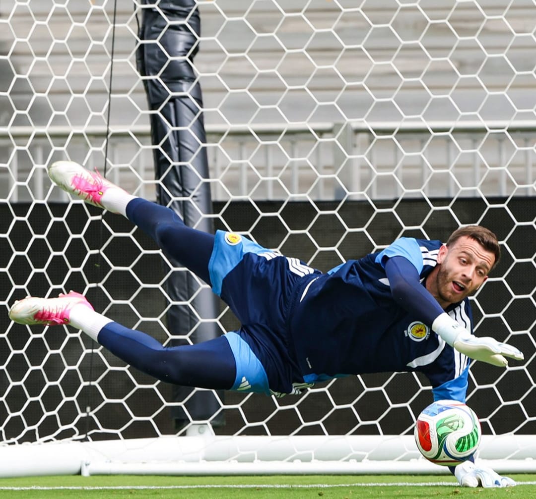 Copa O goleiro escocês Angus Gunn em treino de finalização para encarara o ataque brasileiro no duelo decisivo pelo Grupo C