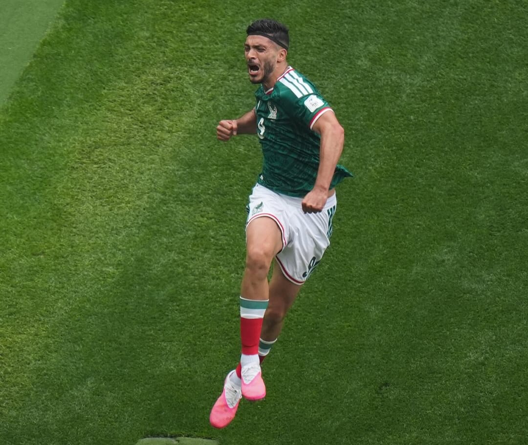 Estreia do artilheiro Raúl Jiménez comemora o seu primeiro gol em uma Copa do Mundo
