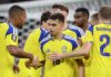 Suécia Yasin Ayari (18) é abraçado pelo companheiros após marcar o primeiro gol da Suécia na vitória sobre a Tunísia