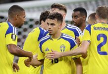 Suécia Yasin Ayari (18) é abraçado pelo companheiros após marcar o primeiro gol da Suécia na vitória sobre a Tunísia