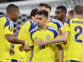 Com dois gols de filho de tunisiano, Suécia estreia com goleada na Copa do Mundo Suécia Yasin Ayari (18) é abraçado pelo companheiros após marcar o primeiro gol da Suécia na vitória sobre a Tunísia