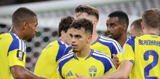 Suécia Yasin Ayari (18) é abraçado pelo companheiros após marcar o primeiro gol da Suécia na vitória sobre a Tunísia