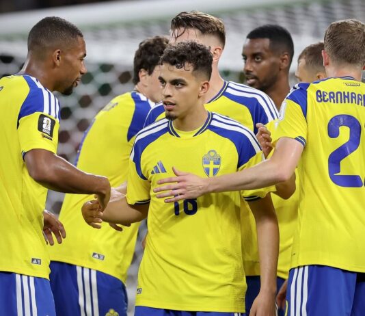 Com dois gols de filho de tunisiano, Suécia estreia com goleada na Copa do Mundo Suécia Yasin Ayari (18) é abraçado pelo companheiros após marcar o primeiro gol da Suécia na vitória sobre a Tunísia