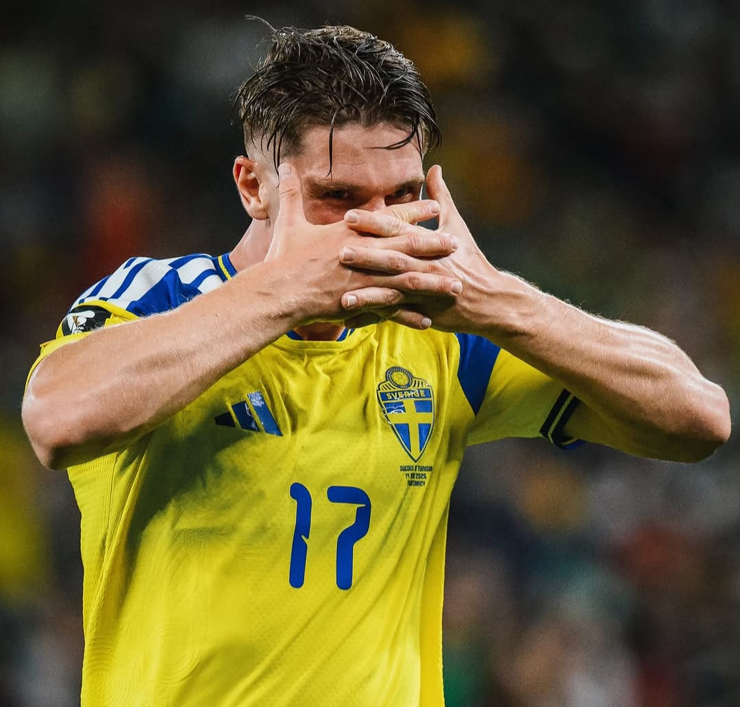 Viktor Gyokeres faz a tradicional comemoração de máscara com as mãos no rosto no seu gol contra a Tunísia