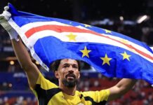 Muralha de Cabo Verde: Vozinha, 40 anos, estreia em Copa, brilha e vira herói contra a Espanha Vozinha com a bandeira de Cabo Verde