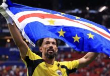 Muralha de Cabo Verde: Vozinha, de 40 anos, estreia em Copa, brilha e vira herói contra a Espanha Vozinha com a bandeira de Cabo Verde