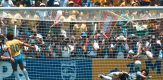 Zico escolhe o canto esquerdo do goleiro francês Joel Bats, que faz a defesa e impede o dia de herói do craque brasileiro