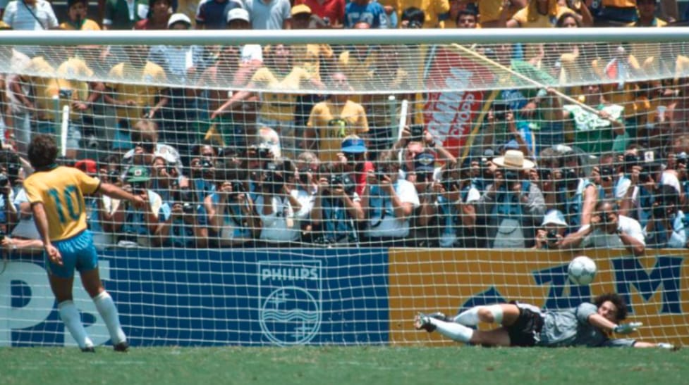 Zico escolhe o canto esquerdo do goleiro francês Joel Bats, que faz a defesa e impede o dia de herói do craque brasileiro