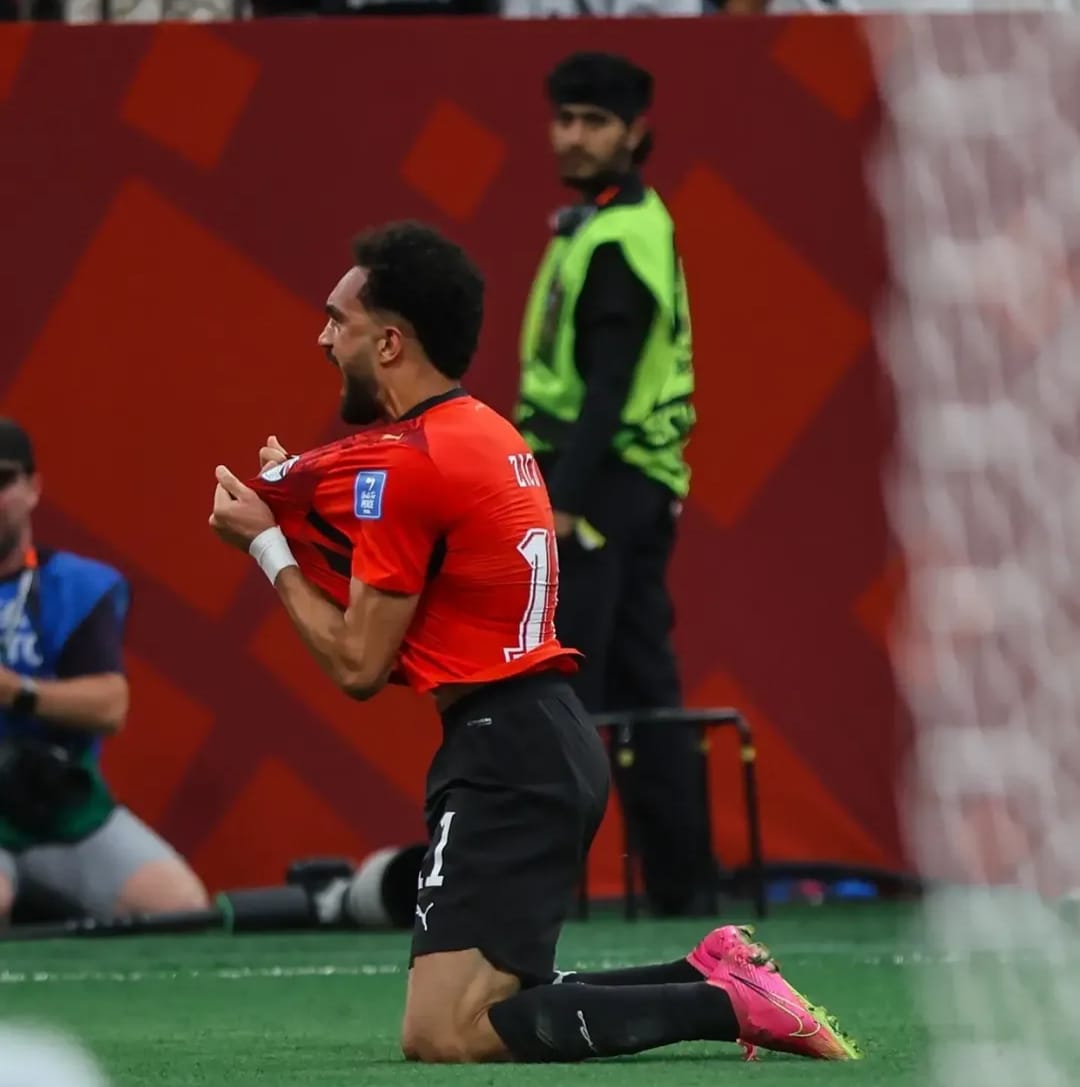 Egito Ziko explode de alegria após marcar o seu gol, o que deu início à virada do Egito sobre a Nova Zelândia