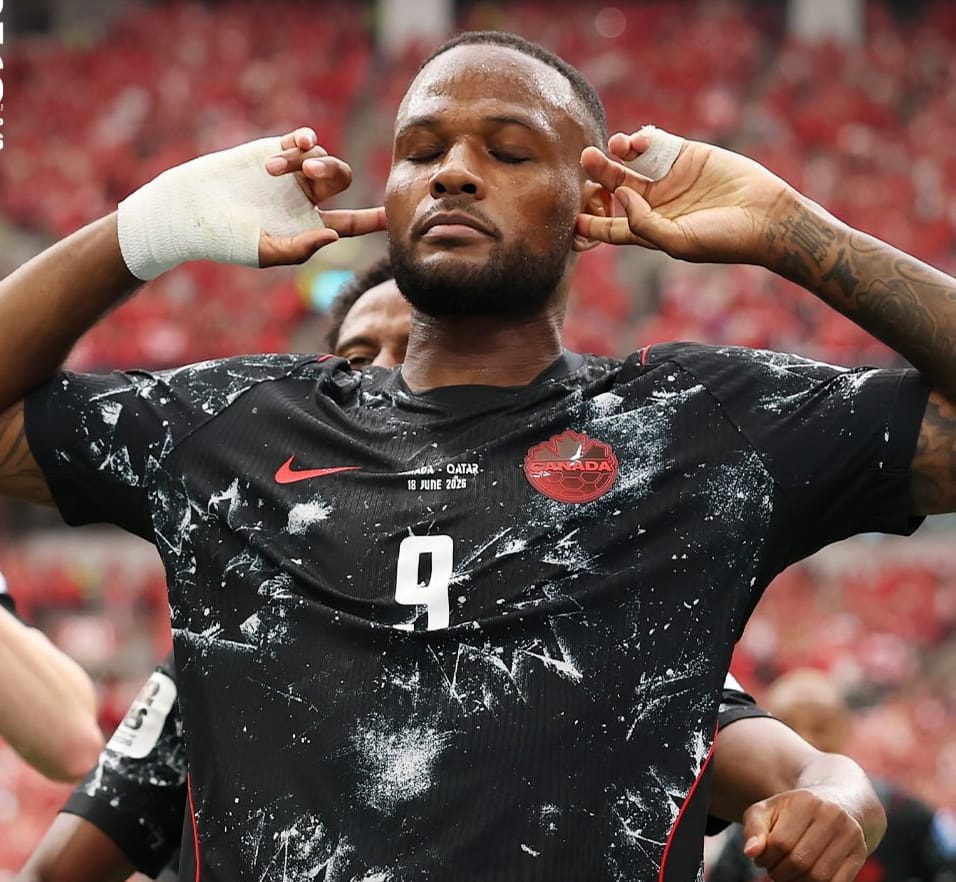Canadá Cyle Larin começa a construção da primeira vitória do Canadá na história das Copas do Mundo 