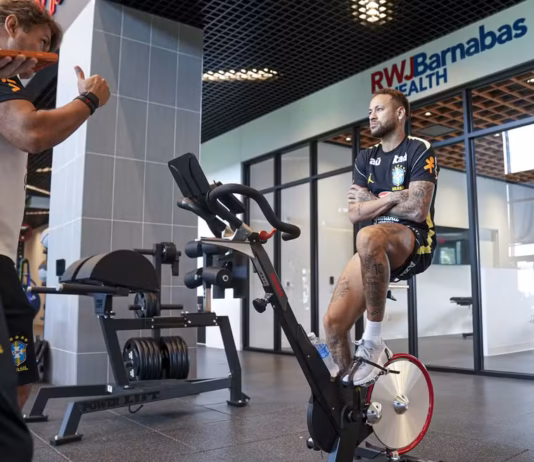 Neymar faz exame decisivo nesta segunda para tentar retorno na Copa do Mundo