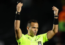 Cotovelada ignorada e dois vermelhos abrem caminho para goleada do Palmeiras Palmeiras O juiz Alex Gomes Stefano