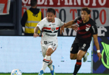 São Paulo Artur disputa a bola com João Cruz