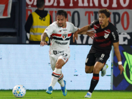 Sem trégua para sofrimento da torcida: São Paulo volta da Copa do mesmo jeito que parou, com derrota São Paulo Artur disputa a bola com João Cruz