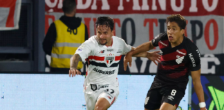 São Paulo Artur disputa a bola com João Cruz
