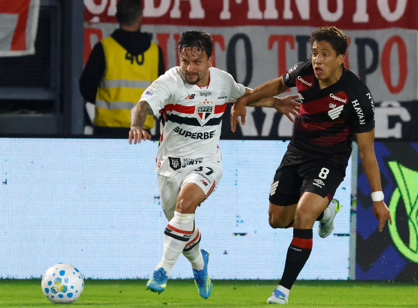 São Paulo Artur disputa a bola com João Cruz 