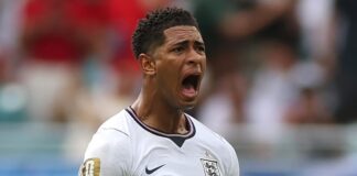 Inglaterra Bellingham vibra ao marcar o primeiro gol