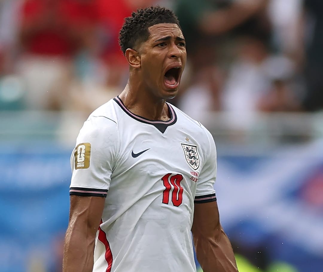 Inglaterra Bellingham vibra ao marcar o primeiro gol