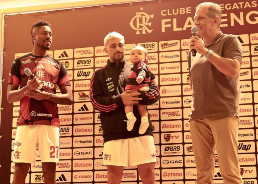 Flamengo Bruno Henrique, Arrascaeta e BAP na cerimônia antes da partida no Maracanã