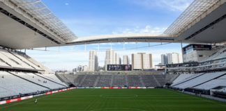 Retirada de cadeiras, gramado ruim… aos poucos, o Corinthians destrói um estádio de primeiro mundo