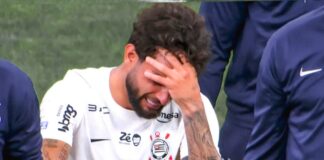Corinthians Carregado na maca, Yuri Alberto deixa o gramado desolado e chora por causa da lesão muscular