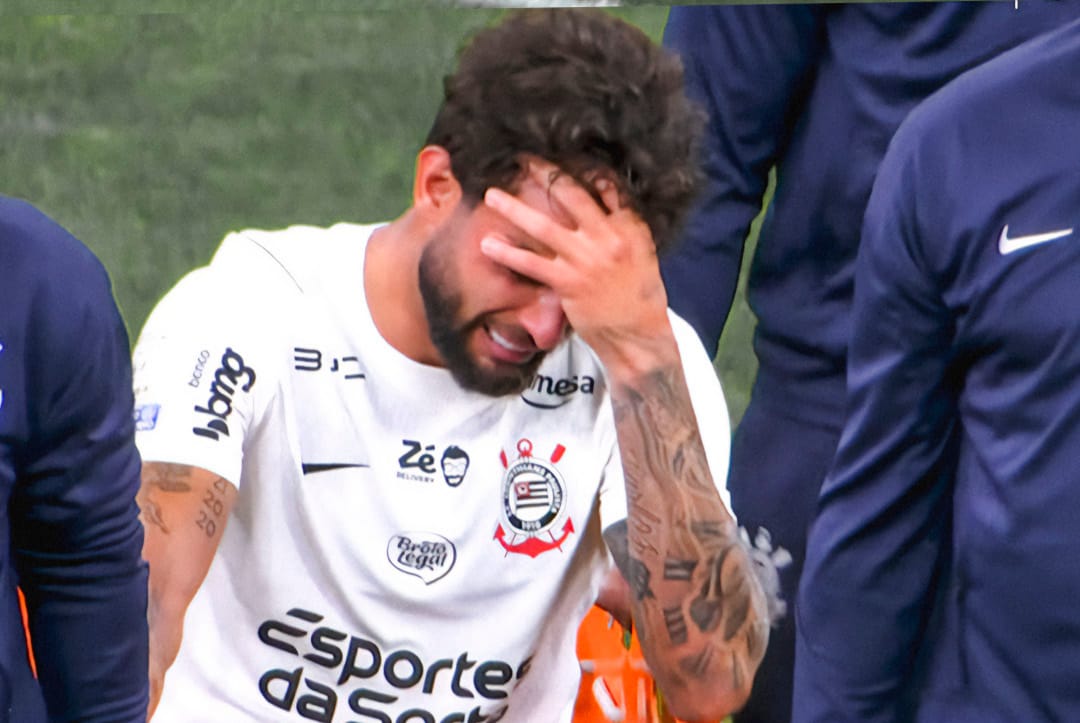 Corinthians Carregado na maca, Yuri Alberto deixa o gramado desolado e chora por causa da lesão muscular