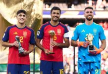Símbolo do futebol coletivo, Espanha conquista o bicampeonato e domina os prêmios individuais Espanha Pau Cubarsí, Rodri e Unai Simón exibem os prêmios de melhor jovem, melhor jogador e melhor goleiro da Copa do Mundo