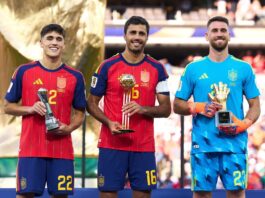 Símbolo do futebol coletivo, Espanha conquista o bicampeonato da Copa e domina os prêmios individuais Espanha Pau Cubarsí, Rodri e Unai Simón exibem os prêmios de melhor jovem, melhor jogador e melhor goleiro da Copa do Mundo
