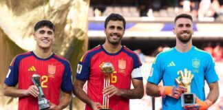 Espanha Pau Cubarsí, Rodri e Unai Simón exibem os prêmios de melhor jovem, melhor jogador e melhor goleiro da Copa do Mundo