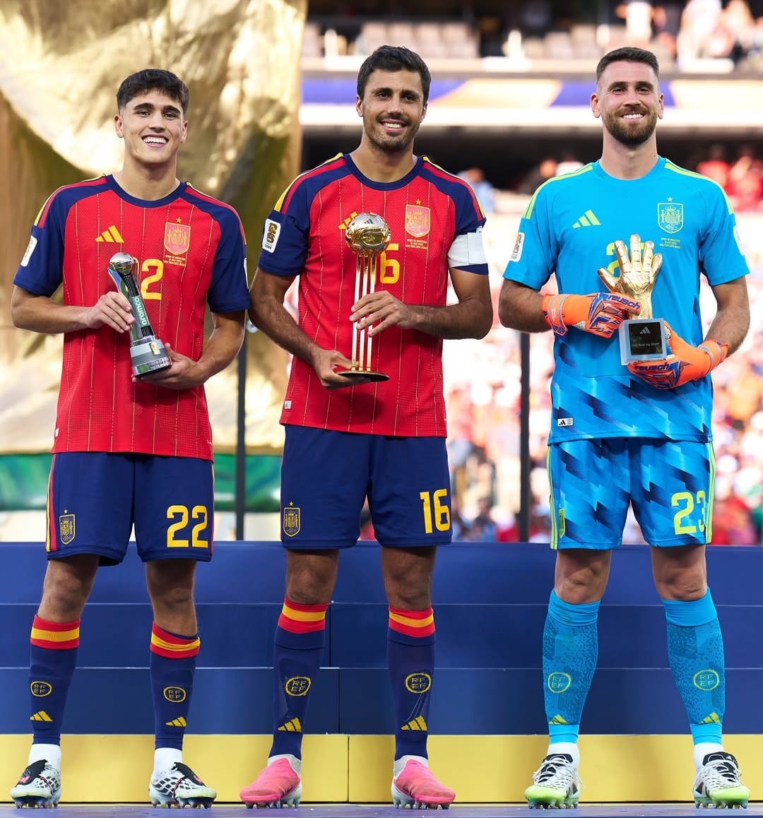 Espanha Pau Cubarsí, Rodri e Unai Simón exibem os prêmios de melhor jovem, melhor jogador e melhor goleiro da Copa do Mundo