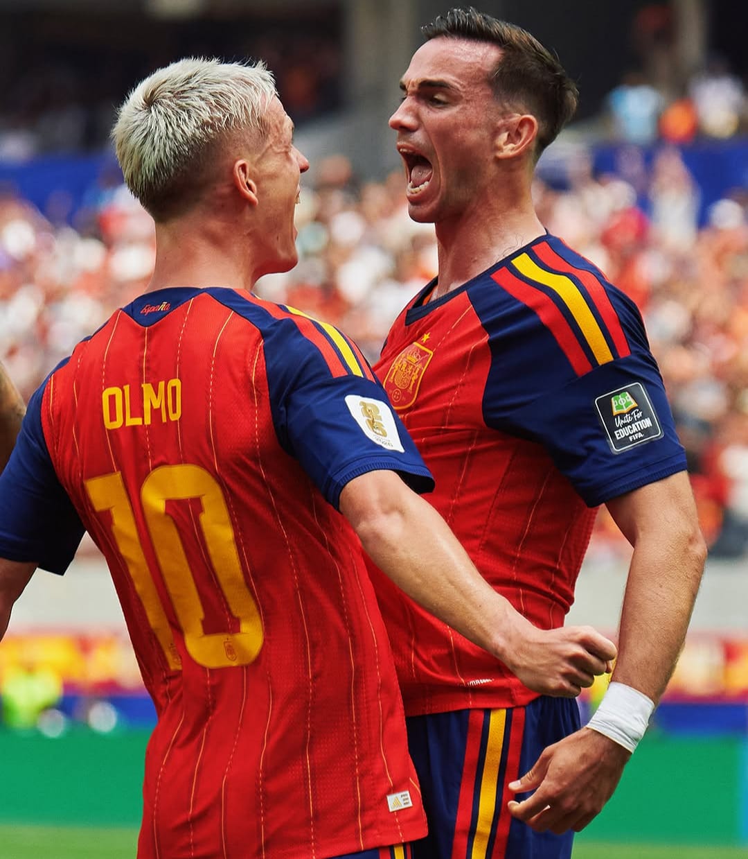 Merino Fabian Ruiz e Dani Olmo celebram o primeiro gol da Espanha na vitória sobre a Bélgica