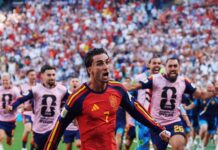 Com estilo de jogo próprio, Espanha faz do conjunto o seu maior craque e conquista o mundo pela segunda vez espanha Ferran Torres explode de alegria e é perseguido pelos companheiros após marcar o gol do título