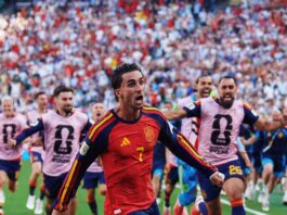 Com estilo de jogo próprio, Espanha faz do conjunto o seu maior craque e conquista o mundo pela segunda vez espanha Ferran Torres explode de alegria e é perseguido pelos companheiros após marcar o gol do título