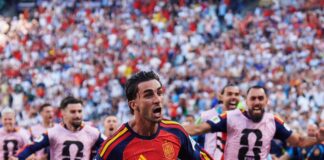 espanha Ferran Torres explode de alegria e é perseguido pelos companheiros após marcar o gol do título
