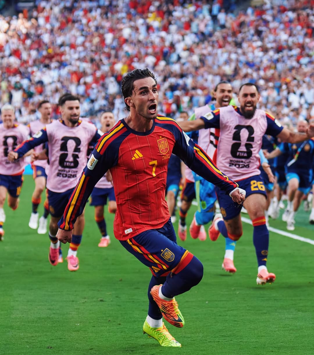 espanha Ferran Torres explode de alegria e é perseguido pelos companheiros após marcar o gol do título