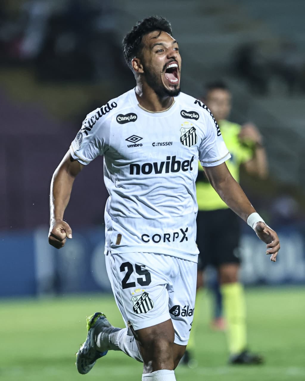 Gabriel Menino comemora o segundo gol