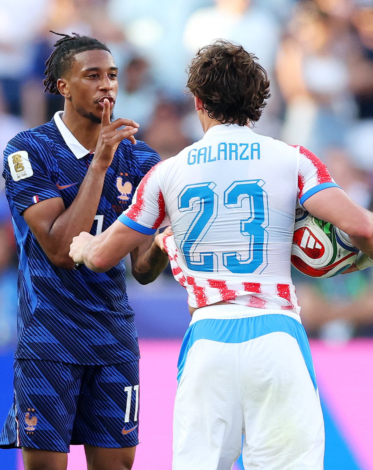 França Galarza e Olise discutem