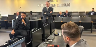 Quando o VAR vira piada e a Justiça Desportiva perde o sentido diante de um áudio fake usado como prova Victor Gabriel depõe no STJD; advogado do Internacional Rogério Pastl (fundo) usa áudio fake e clube vira chacota / STJD
