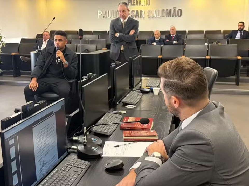 Victor Gabriel depõe no STJD; advogado do Internacional Rogério Pastl (fundo) usa áudio fake e clube vira chacota / STJD