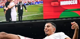 Marrocos Azzedine Ounahi é erguido pelos companheiros