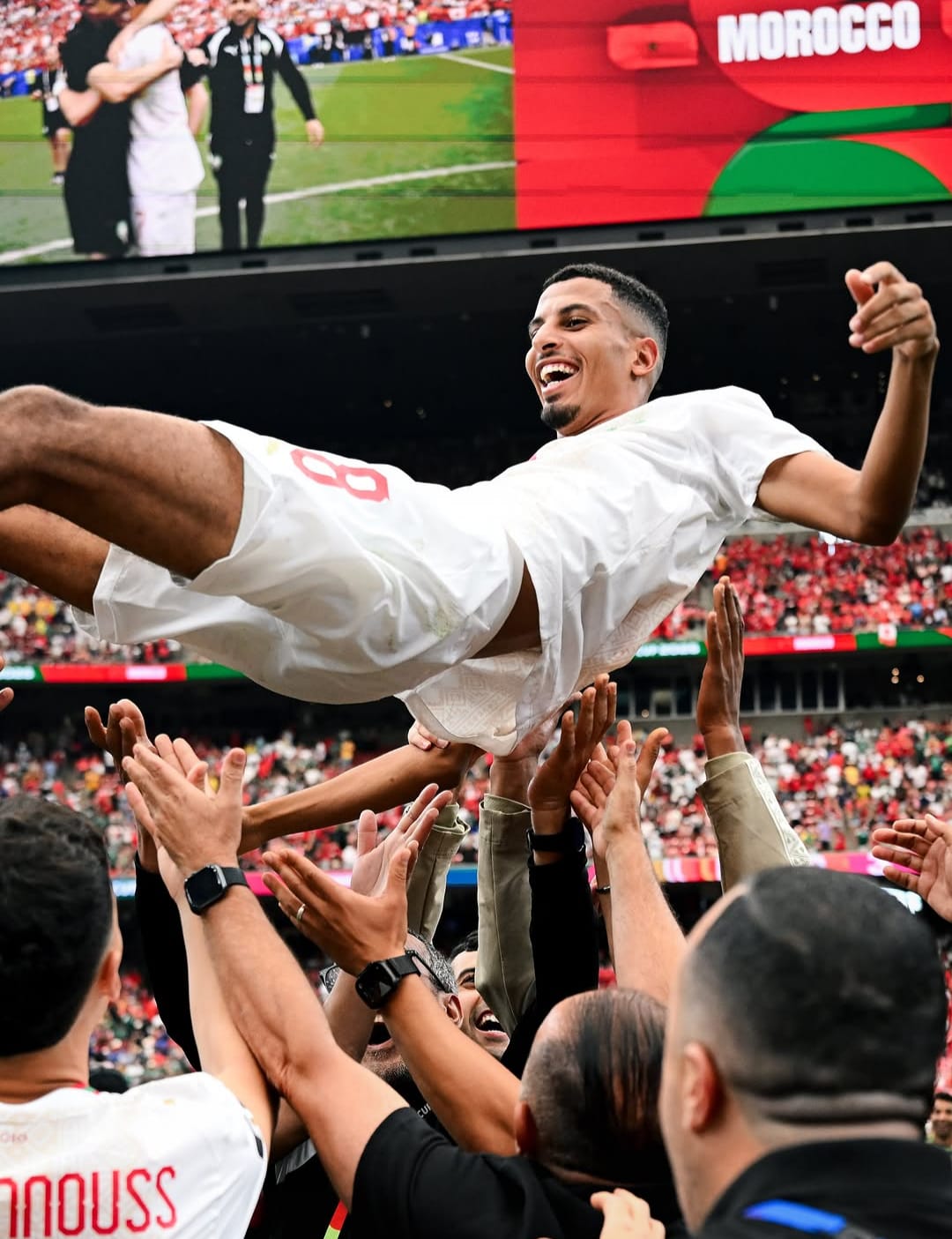 Marrocos Azzedine Ounahi é erguido pelos companheiros