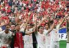 Marrocos jogadores de marrocos festejam com os torcedores