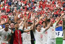 A ‘Legião Estrangeira’ do Marrocos sonha em conquistar a Copa, mas tem de derrubar os colonizadores franceses Marrocos jogadores de marrocos festejam com os torcedores