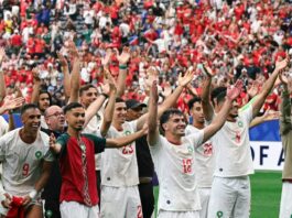 Marrocos jogadores de marrocos festejam com os torcedores