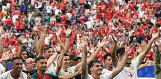 Marrocos jogadores de marrocos festejam com os torcedores