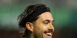 Maurício comemora o primeiro gol