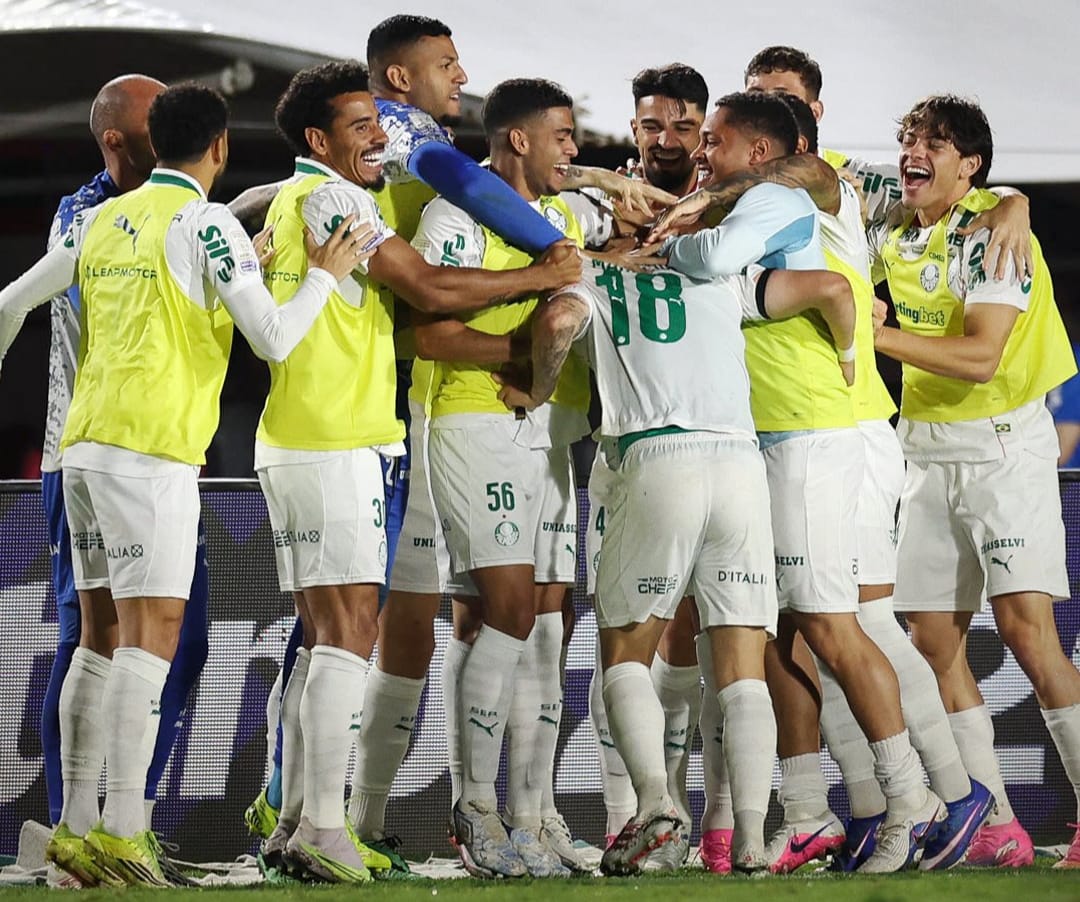 Palmeiras Maurício (18) é celebrado pelos companheiros após abrir o marcador