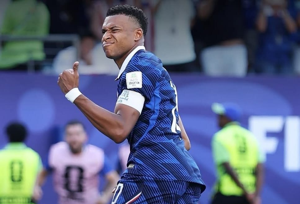 França Mbappé comemora gol de pênati