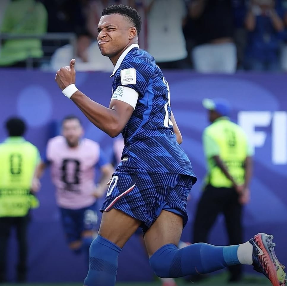 França Mbappé comemora gol de pênati